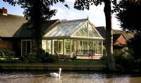 Gable conservatory overlooking the Thames